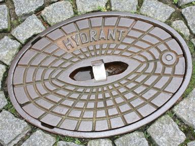 Hydrantenschacht im Straßenbelag