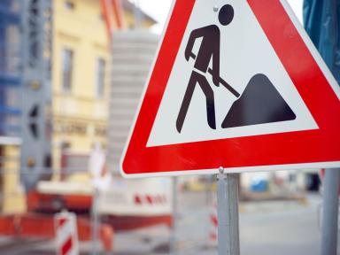 Baustellenschild auf einer Straße