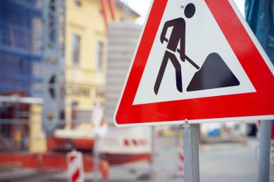 Baustellenschild auf der Straße