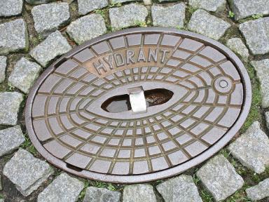 Hydrantenschacht im Straßenbelag