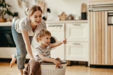 Eine Frau und ein Kind mit einem Wäschekorb