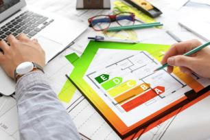 Eine Person betrachtet ein Diagramm.