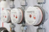 eine Reihe von weißen und roten Gaszählern