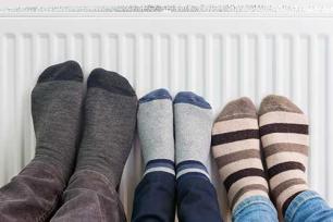 Füße mit Socken an einer Heizung