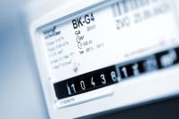 Nahaufnahme eines Zählers mit Zahlen und einem Barcode.