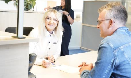 Mitarbeiterin mit einem Kunden im Gespräch