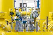 gelbe Rohre und Messgeräte in einer Fabrik