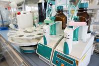 mehrere Laborgeräte auf einem Tisch