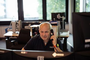 Eine Person, die telefoniert.
