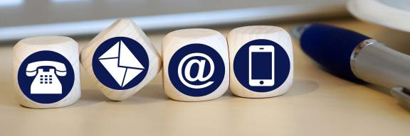 eine Gruppe von Würfeln mit Symbolen auf ihnen