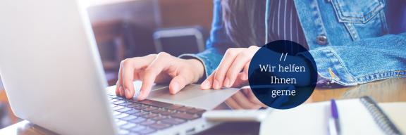 Eine Person tippt auf einem Laptop.