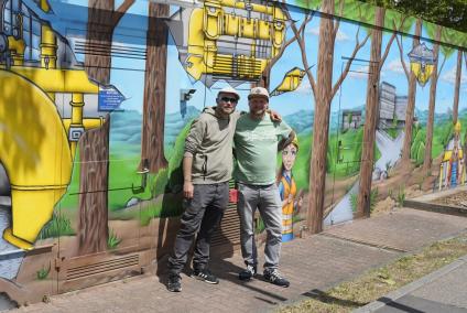 Die beiden Künstler Bernd „Berk“ Eisold und Steffen „Steve“ Schmelzle (v.l.n.r.) vor dem neuen Graffiti, das die Gasstation am Gesundbrunnen ziert.